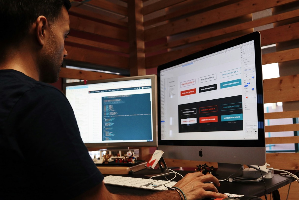 Una persona escribiendo en una laptop, sacando las cuentas de un proyecto de página web