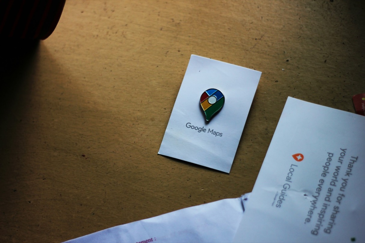 Un pin rojo de ubicación de Google Maps sobre una hoja de papel