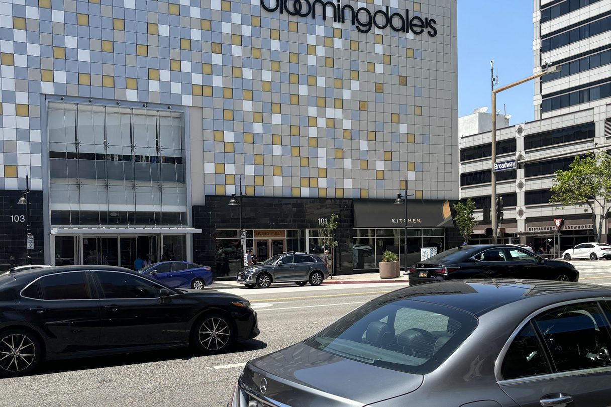 格蘭岱 Americana at Brand 購物中心的 Bloomingdale's 大樓。