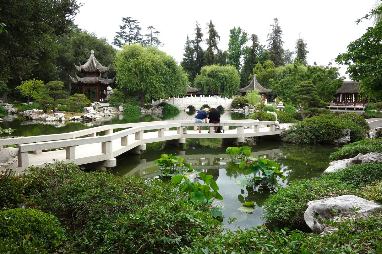聖瑪利諾杭亭頓圖書館的中國園林，石橋橫跨湖面。